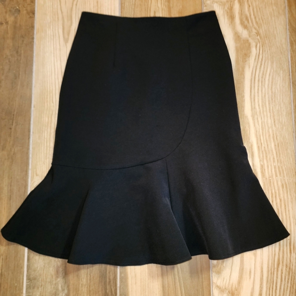 Elegant Black Tulip Suit Skirt